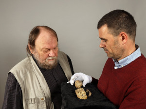 Šamanova loutka z doby lovců mamutů má v Brně pamětní desku