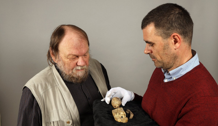 Šamanova loutka z doby lovců mamutů má v Brně pamětní desku