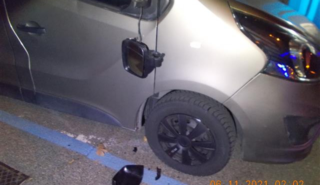 Poničené auto v Kopečné ulici