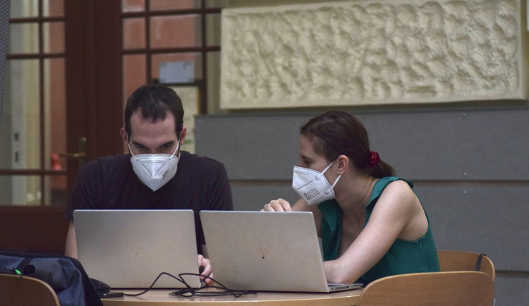 Vláda nařídila studentům respirátory, brněnské univerzity je už vyžadují