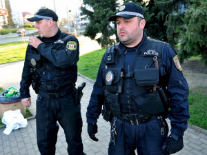 Muž v Brně zaútočil na souseda, který si neočistil boty na nové rohožce