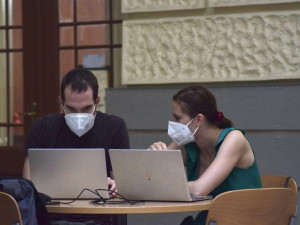 Vláda nařídila studentům respirátory, brněnské univerzity je už vyžadují