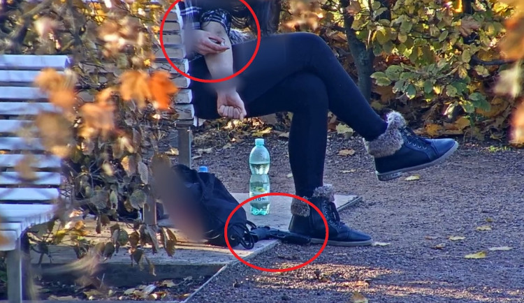 Feťačka v Denisových sadech měla u nohou zbraň