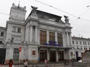 Brutální napadení na brněnském nádraží. Muž rozmlátil mladíkovi hlavu lahví od vína