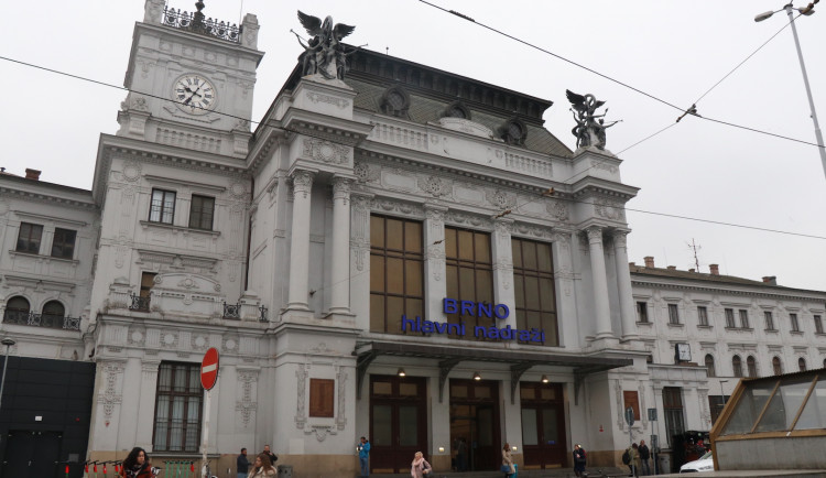 Agresor zaútočil na muže skleněnou lahví