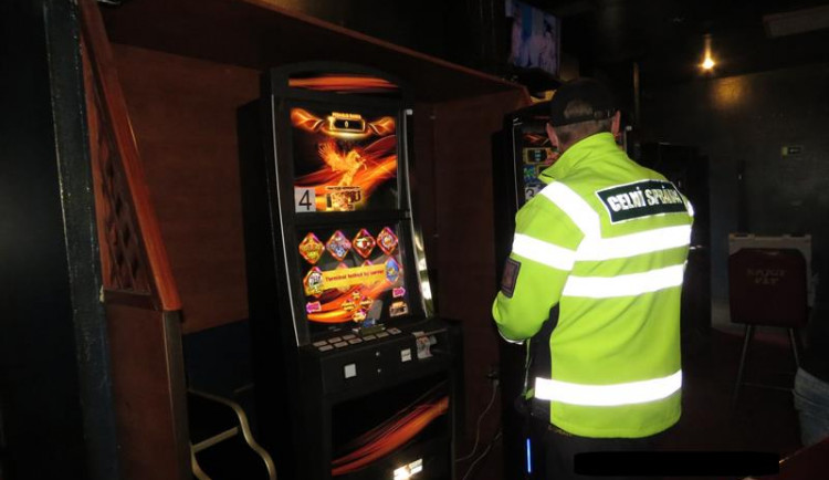 Na brněnském nádraží fungovala nelegální herna, automaty si odvezli celníci