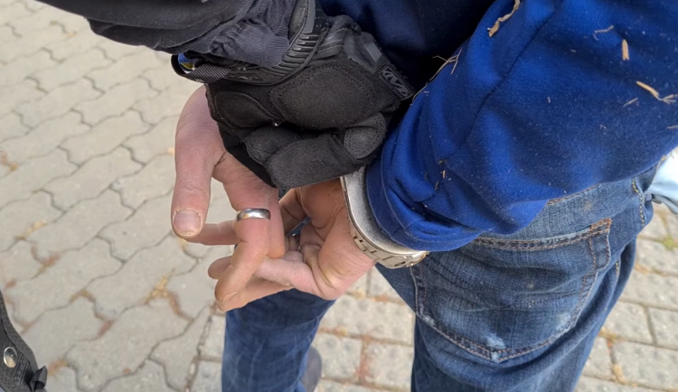 Zadržený recidivista.