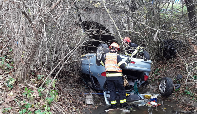 Auto při nehodě vylétlo ze silnice. Skončilo na střeše v potoce