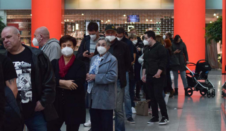 Napětí v brněnském očkovacím centru. Zdravotníci se bojí fyzických útoků
