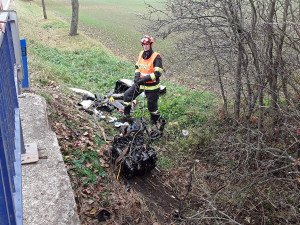 Auto při nehodě vylétlo ze silnice, skončilo na střeše v potoce