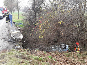 Auto při nehodě vylétlo ze silnice, skončilo na střeše v potoce