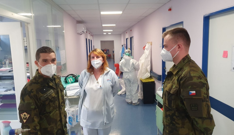 Ve vytížených jihomoravských nemocnicích začali pomáhat vojáci