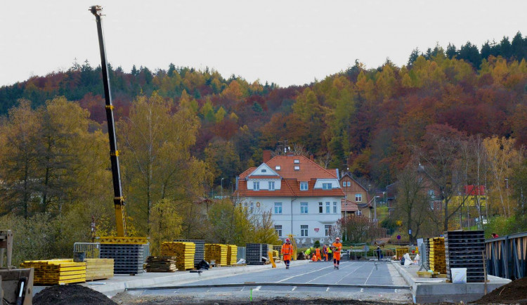 V Karlových Varech se otevře nový Dvorský most, práce skončily o týden dříve