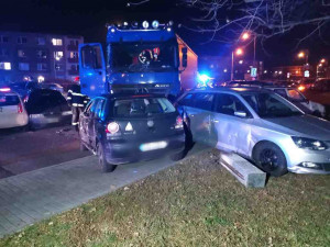 Kamion na jižní Moravě vyjel ze silnice a naboural třináct aut