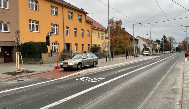 Motoristé v Brně projedou po roce Lesnickou. Přibyly stromy i vídeňská zastávka