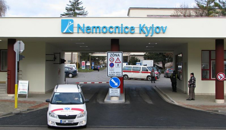 Nemocnice Kyjov má zaplněné ARO, zastavila operace a překládá pacienty
