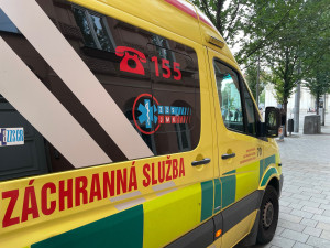 Zfetovaný muž na Brněnsku pokousal a zkopal tři záchranáře