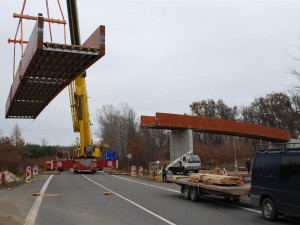 V Hodoníně roste dočasná lávka přes frekventovanou silnici