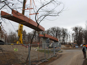 V Hodoníně roste dočasná lávka přes frekventovanou silnici