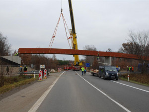 V Hodoníně roste dočasná lávka přes frekventovanou silnici