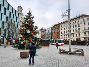 OBRAZEM: Brno se obléká do vánočního, stromeček zdobí obří koule