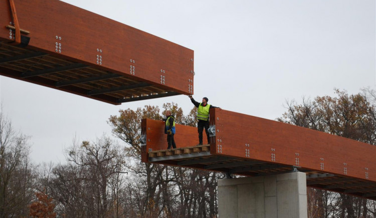 Vznikající přemostění v Hodoníně.