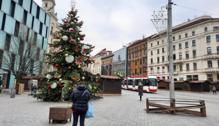 OBRAZEM: Brno se obléká do vánočního, město zdobí stromy i betlém
