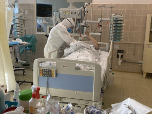 Vytížená Fakultní nemocnice Brno začíná omezovat fungování ambulancí