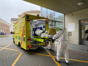 Z přetížených brněnských nemocnic převáží pacienty s covidem do Prahy