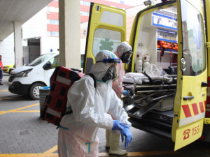 Z přetížených brněnských nemocnic převáží pacienty s covidem do Prahy