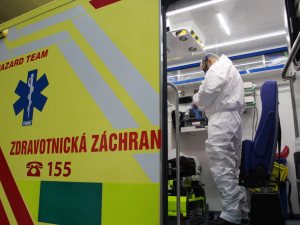 Z přetížených brněnských nemocnic převáží pacienty s covidem do Prahy