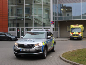 Z přetížených brněnských nemocnic převáží pacienty s covidem do Prahy