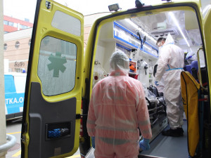 Z přetížených brněnských nemocnic převáží pacienty s covidem do Prahy