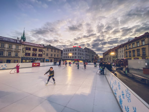 Smutný advent ve Znojmě. Trhovci balí stánky, ruské kolo i bruslák ale zůstanou