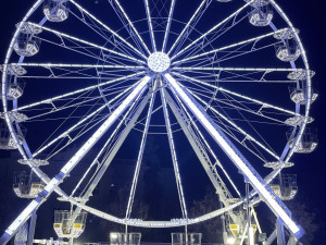 Smutný advent ve Znojmě. Trhovci balí stánky, ruské kolo i bruslák ale zůstanou