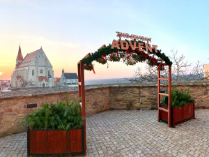 Smutný advent ve Znojmě. Trhovci balí stánky, ruské kolo i bruslák ale zůstanou