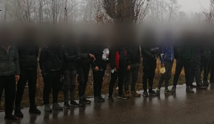 Policisté na jižní Moravě zachytili desítky uprchlíků. Utíkající řidič zapomněl vůz s cizinci zabrzdit
