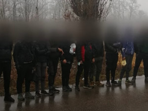 Policisté na jižní Moravě zachytili desítky uprchlíků. Utíkající řidič zapomněl vůz s cizinci zabrzdit