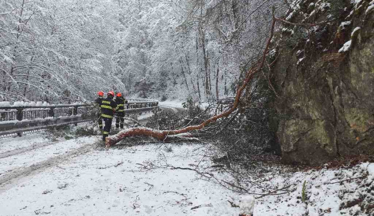 Sníh na jižní Moravě komplikuje dopravu. Napilno mají i hasiči