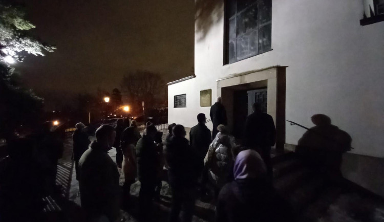 Pravoslavní věřící v Brně přestřihli řetěz, aby se dostali do chrámu