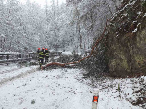 Sníh na jižní Moravě komplikuje dopravu. Napilno mají i hasiči