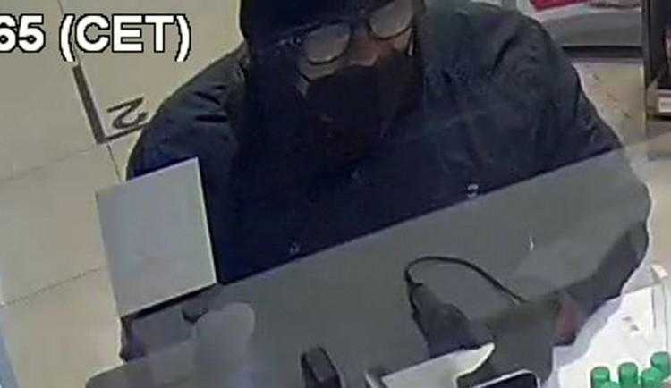 V Brně řádil lupič s pistolí. K přepadení čerpací stanice mu stačila minuta