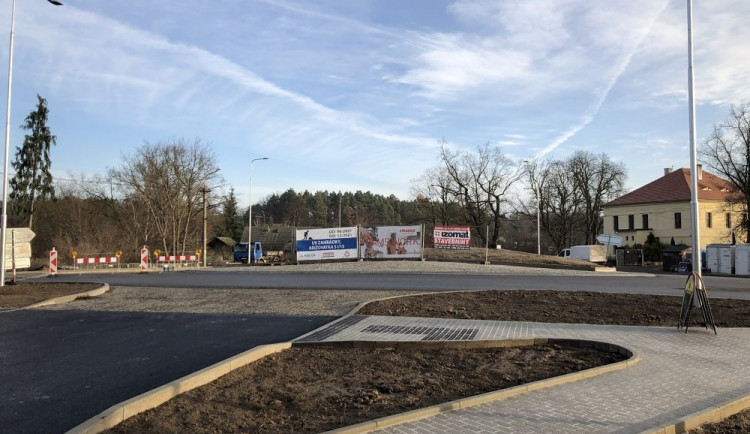 Dnes se otevřela okružní křižovatka v Zahrádkách, finální práce pokračují