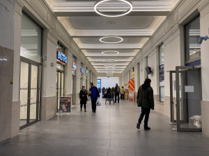 V Brně zkulturnili hlavní nádraží, přibyly lavičky i supermarket