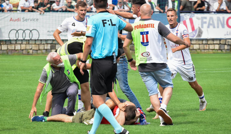 Prospěšné práce a vězení. Soud potrestal agresory z brněnského fotbalové derby