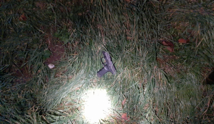 Zraněný a zfetovaný. Muž na Brněnsku vyhrožoval pistolí záchranářům