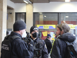 Nasaďte si roušky. Lidi v Brně kontrolují celou sobotu tři desítky strážníků 