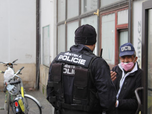 Nasaďte si roušky. Lidi v Brně kontrolují celou sobotu tři desítky strážníků 