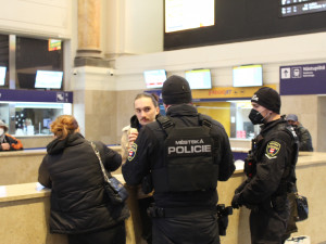 Nasaďte si roušky. Lidi v Brně kontrolují celou sobotu tři desítky strážníků 