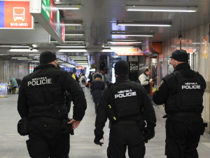 Nasaďte si roušky. Lidi v Brně kontrolují celou sobotu tři desítky strážníků 